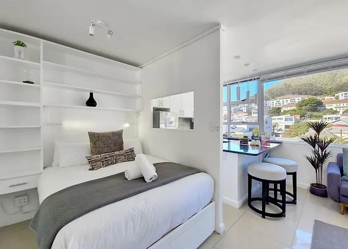 Secure Sea Point Stay With Mountain Views