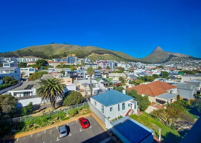Secure Sea Point Stay With Mountain Views